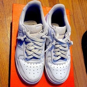 Has a crease in the shoe. The shoe is a little dirty. Still in great condition.